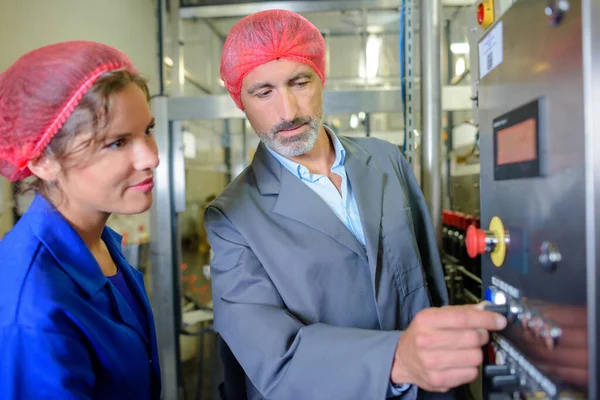 Trabalhadores Fábrica Garrafas Vinho — Fotografia de Stock