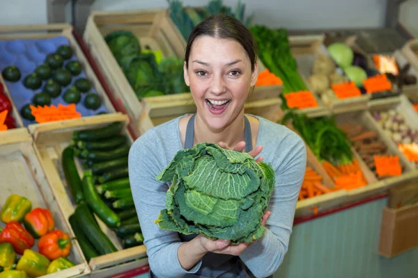 女人制作家交付的有机蔬菜框 — 图库照片