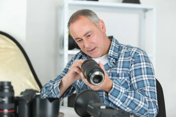 Cámara Limpieza Del Fotógrafo Con Bomba Vacío Soplador Mano Polvo — Foto de Stock