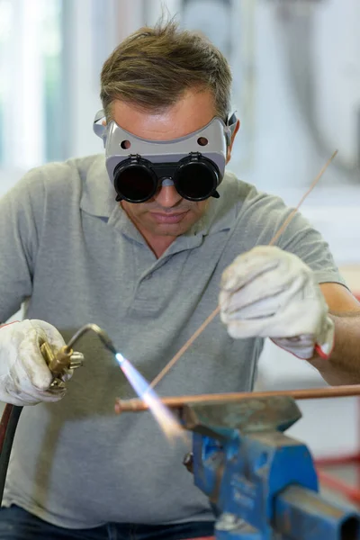 Arbeiter Beim Löten Eines Kupferrohres Mit Einem Blasrohr — Stockfoto