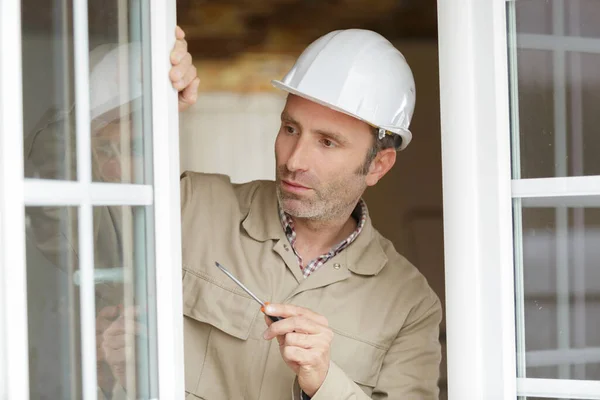 Electricista Profesional Está Arreglando Ventana —  Fotos de Stock