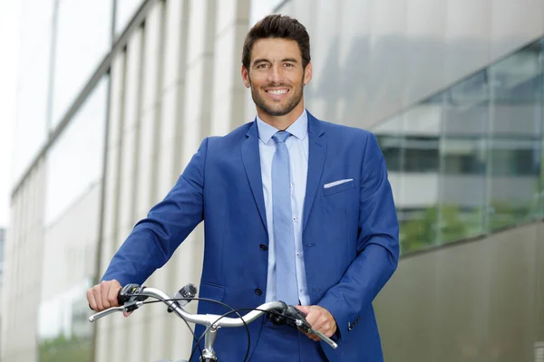 Giovani Uomini Affari Con Una Bicicletta — Foto Stock