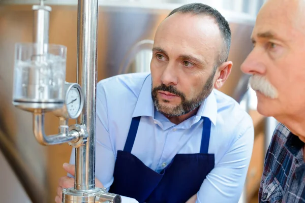 Dos Hombres Estudiando Medidor Equipo Cervecería — Foto de Stock