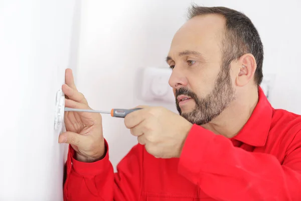 Elektriker Der Einen Ampere Haushaltsstecker Neu Verkabelt — Stockfoto