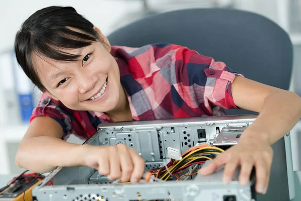 Feliz Técnica Feminina Reparar Computador — Fotografia de Stock