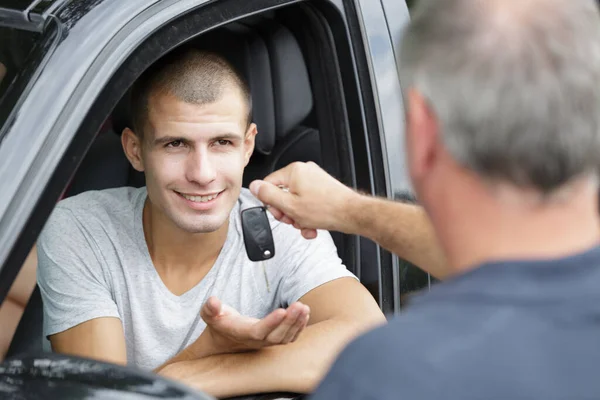 Mann Mit Autoschlüssel — Stockfoto