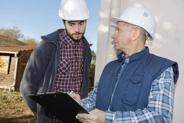 Bauunternehmer Gibt Mitarbeitern Anweisungen — Stockfoto