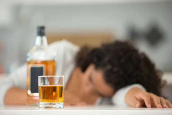 Vrouw Gezakt Naast Een Fles Alcohol — Stockfoto