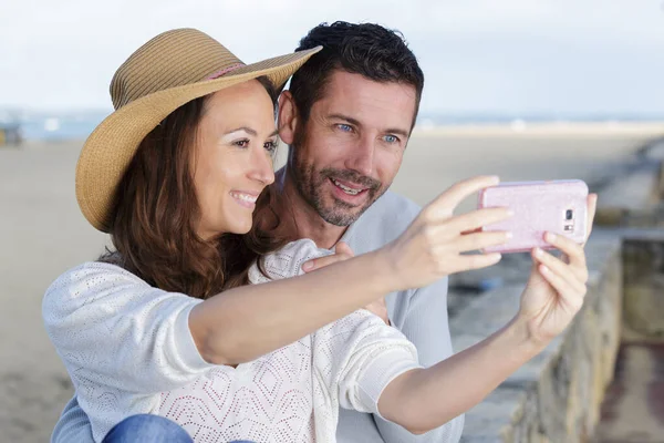 Pareja Tomando Selfie Por Mar —  Fotos de Stock