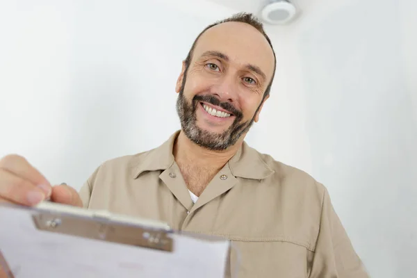 Happy Builder Met Behulp Van Een Klembord — Stockfoto