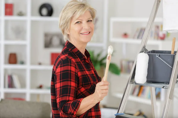 Mujer Mayor Preparándose Para Pintura —  Fotos de Stock