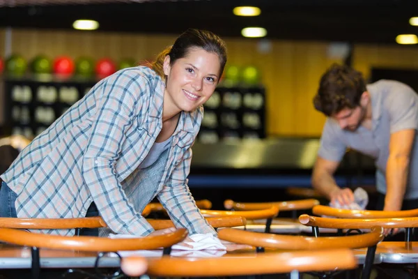 Waitress Cleaning Bar Tables — Stock Photo, Image