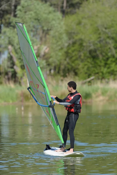 Człowiek Uprawia Windsurfing Jeziorze — Zdjęcie stockowe