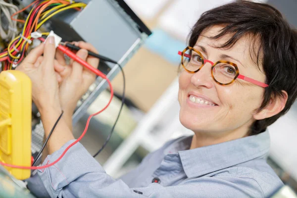 Feliz Reparador Feminino Fixando Computador — Fotografia de Stock