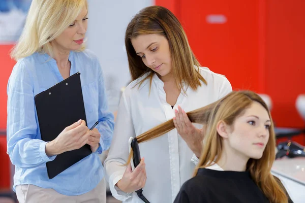 Praktykant Fryzjer Prostowanie Długich Włosów Żelazka Włosów — Zdjęcie stockowe