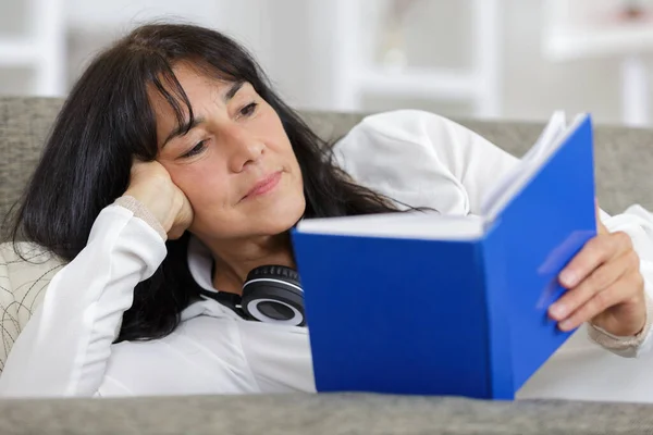 Retrato Bela Mulher Madura Com Livro Descansando Casa — Fotografia de Stock