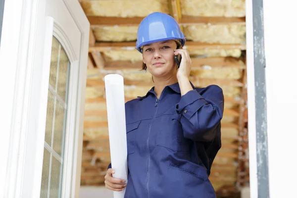 Woman Builder Blueprints Using Smart Phone — Stock Photo, Image