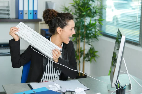 Rasande Kontorsarbetare Redo Att Kasta Tangentbord Datorn — Stockfoto