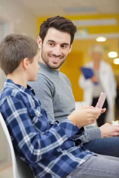 Vader Praat Met Jongen Ziekenhuisgang — Stockfoto