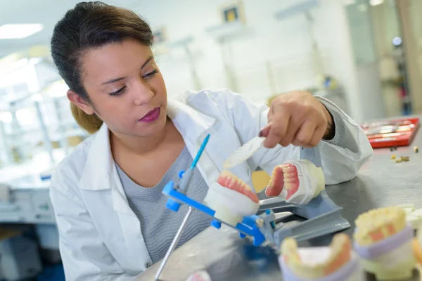 Dental Technician Working Tooth Dentures Prosthesis Laboratory — Stock Photo, Image