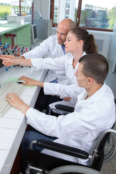 Jonge Student Rolstoel Voorbereiding Voor Scheikunde Examen — Stockfoto