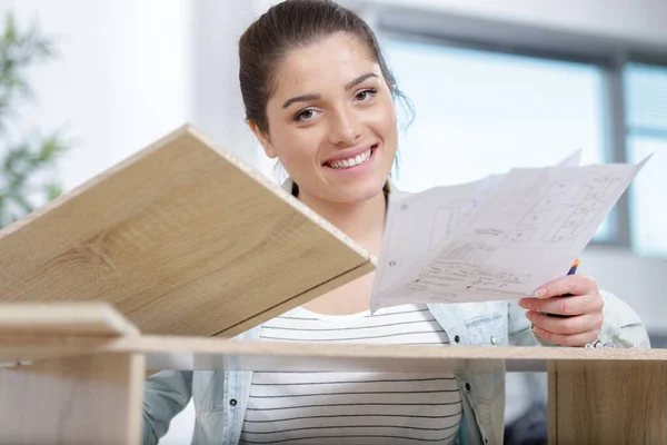 Vrouw Verplaatsen Het Bedrijf Van Schroeven Computermeubels Onderdelen — Stockfoto