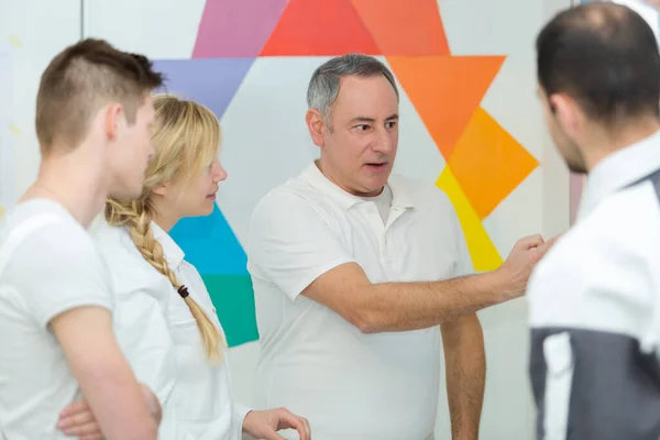 Portret Van Schilder Die Leerlingen Onderwijs Geeft — Stockfoto