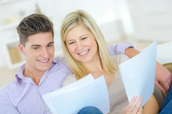 Young Couple Reading Letter Living Room — Stock Photo, Image