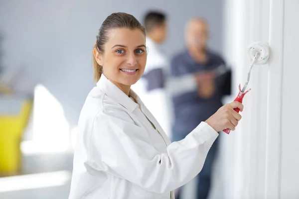 Porträt Einer Frau Die Wand Bemalt — Stockfoto