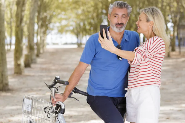 Casal Sênior Com Bicicletas Tomando Selfie — Fotografia de Stock