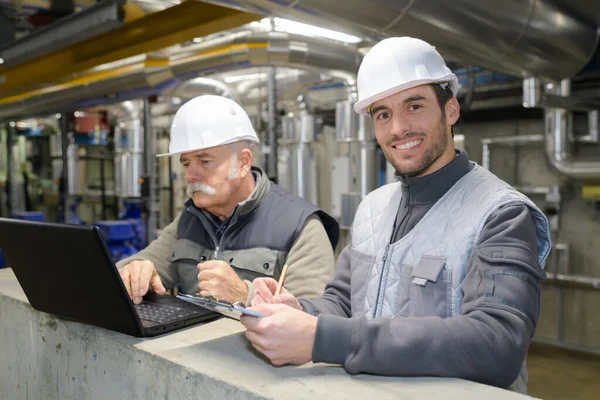 Portrait Des Travailleurs Sur Usine — Photo