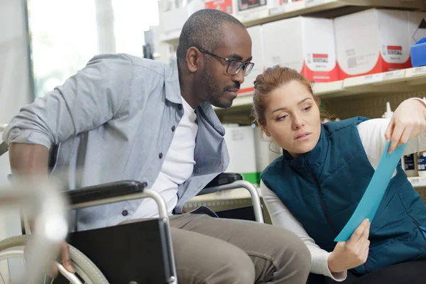 Aiutare Una Sedia Rotelle Negozio — Foto Stock