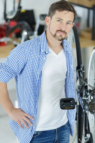 Uomo Che Prende Cura Uno Pneumatico Bicicletta — Foto Stock