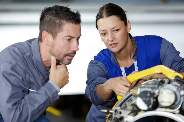 Meccanica Maschile Femminile Che Lavorano Insieme — Foto Stock