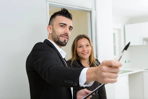 Manlig Fastighetsmäklare Som Visar Ett Nytt Hem — Stockfoto