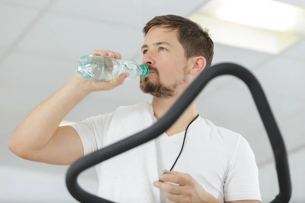 Ernster Mann Trinkt Wasser Der Turnhalle — Stockfoto