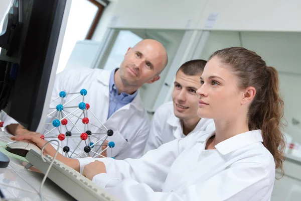 Alumnos Llevando Cabo Experimento Clase Ciencias — Foto de Stock