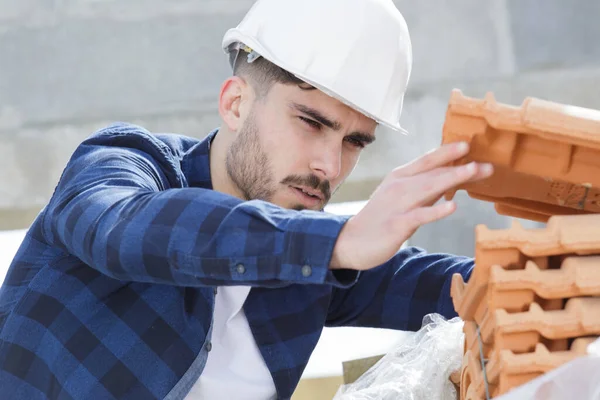 Worker Builds Roof House — Stock Photo, Image