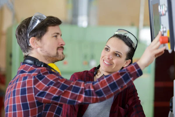 Ouvrier Pressant Contrôle Sur Les Machines Usine — Photo