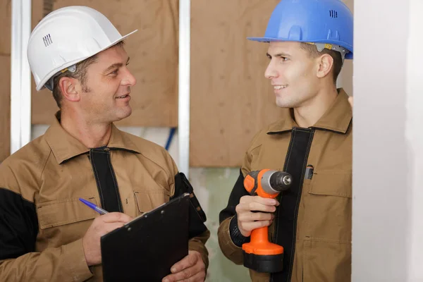 Construtores Falando Dentro Casa Construtores — Fotografia de Stock