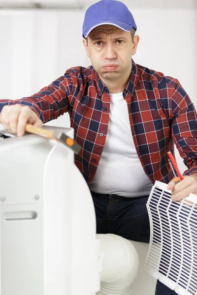 Técnico Confuso Tentando Consertar Condicionado — Fotografia de Stock