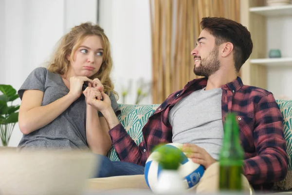 Hombre Con Ganas Control Remoto Para Cambiar Televisión Canal Deportivo — Foto de Stock