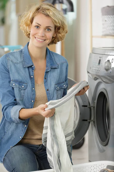 Een Vrouw Die Wasmachine Laadt — Stockfoto