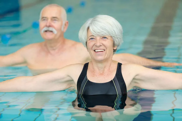 在游泳池里锻炼的老夫妇 — 图库照片