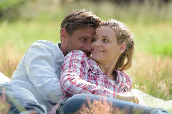 Foto Van Paar Knuffelen Het Gras — Stockfoto