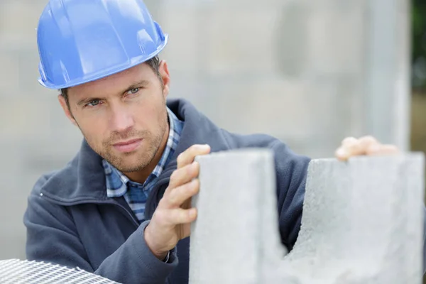 Construtor Homem Verificando Bloco Concreto — Fotografia de Stock