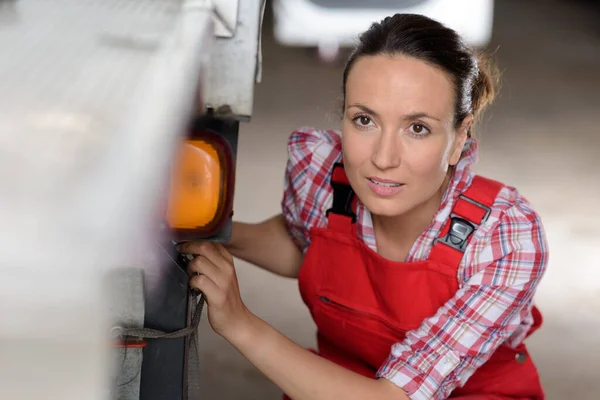 Female Engineer Standing Next Truck — Stock Photo, Image