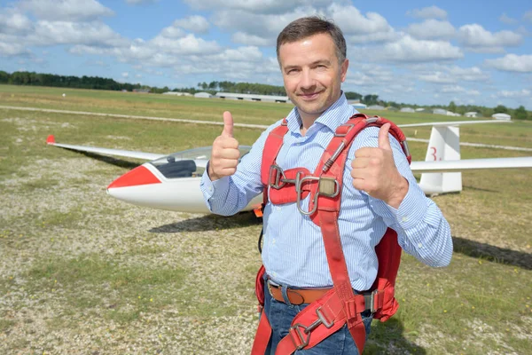 Sikló Pilóta Pozignus Hüvelykujj Fel Repülőgép Előtt — Stock Fotó