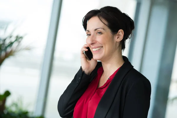 Femme Affaires Téléphone Dans Bureau — Photo