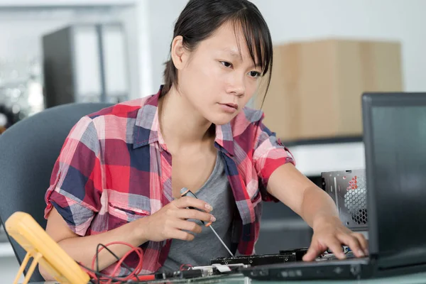 Kvinnlig Mekaniker Fastställande Laptop — Stockfoto